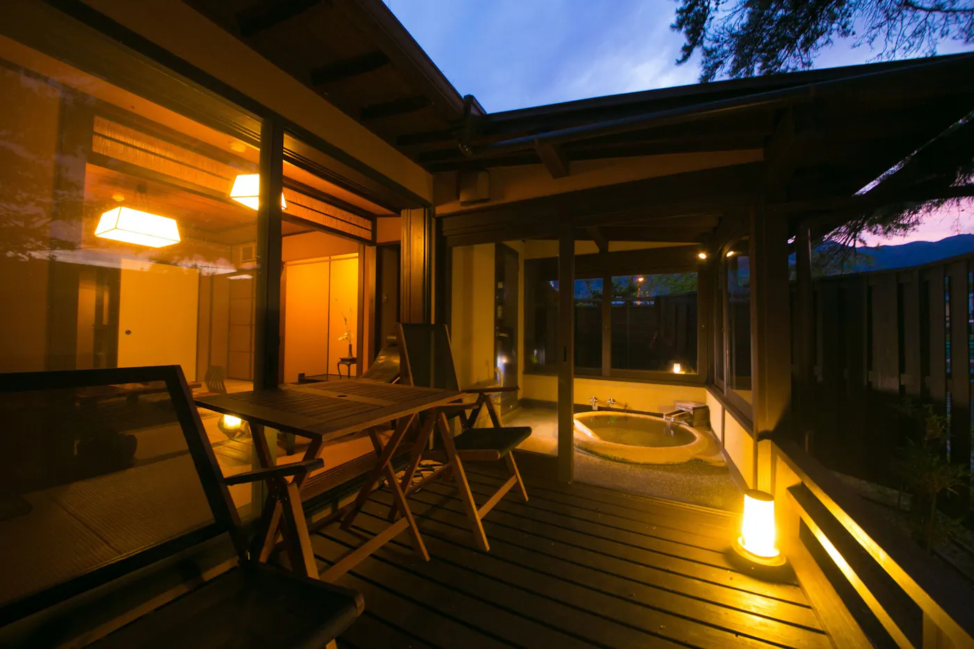 SEKIYA RESORT 別邸はる樹:夜のテラスと露天風呂