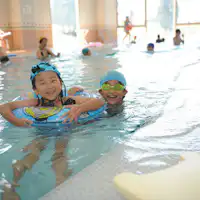 สระว่ายน้ำในร่มน้ำอุ่นที่สามารถเพลิดเพลินได้แม้ฝนตก