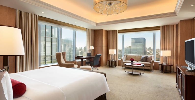 選べるプレゼント付 誕生日や記念日のお祝いにおすすめのセレブレーションパッケージ プレミアスイートプラン シャングリ ラ ホテル 東京 一休 Com