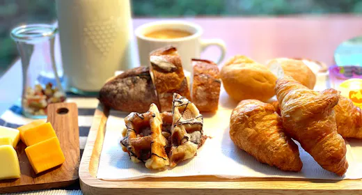 【Mercureスタンダード朝食付】焼きたてパンやフレンチトースト、スパイスカレーが自慢【美味旬旅】
