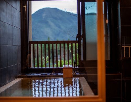 解放感のある2面採光のリビング_琥珀