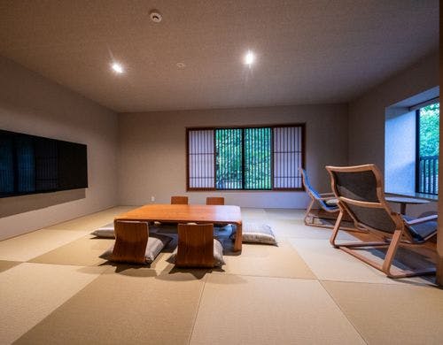 窓からは雄大な由布の山々、客室温泉_琥珀