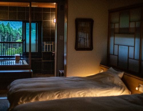 一日の疲れを癒す、柔らかなベッド_琥珀