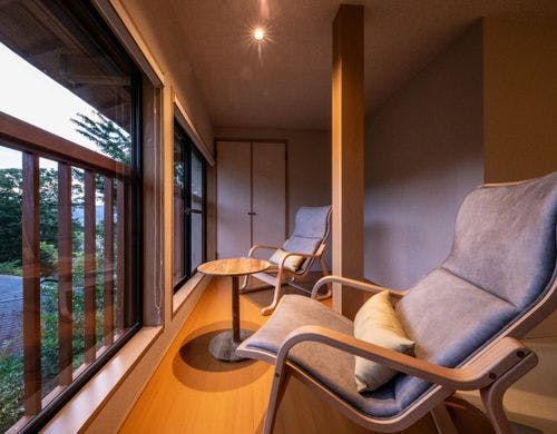 柔らかい肌触りの檜風呂と温泉_紫翠