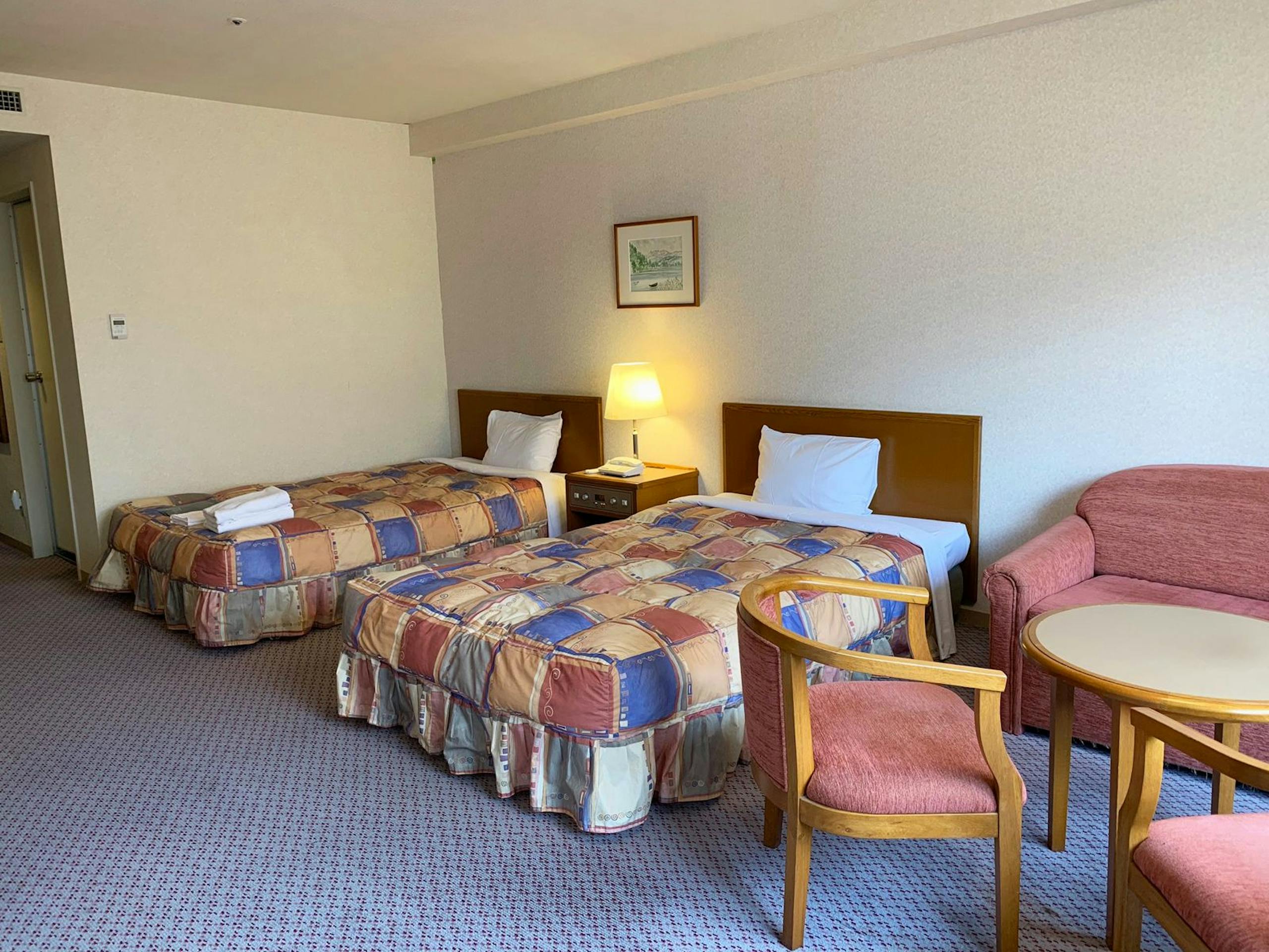 ゆったりと過ごせる36平米の広さの洋室