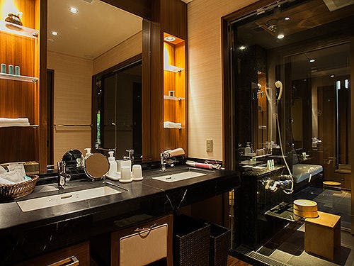 客室洗面台とシャワーコーナー