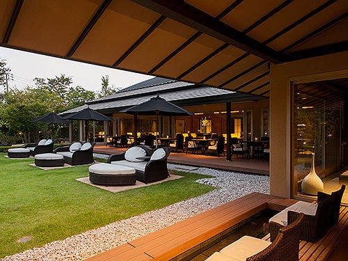 屋外ソファ（昼）