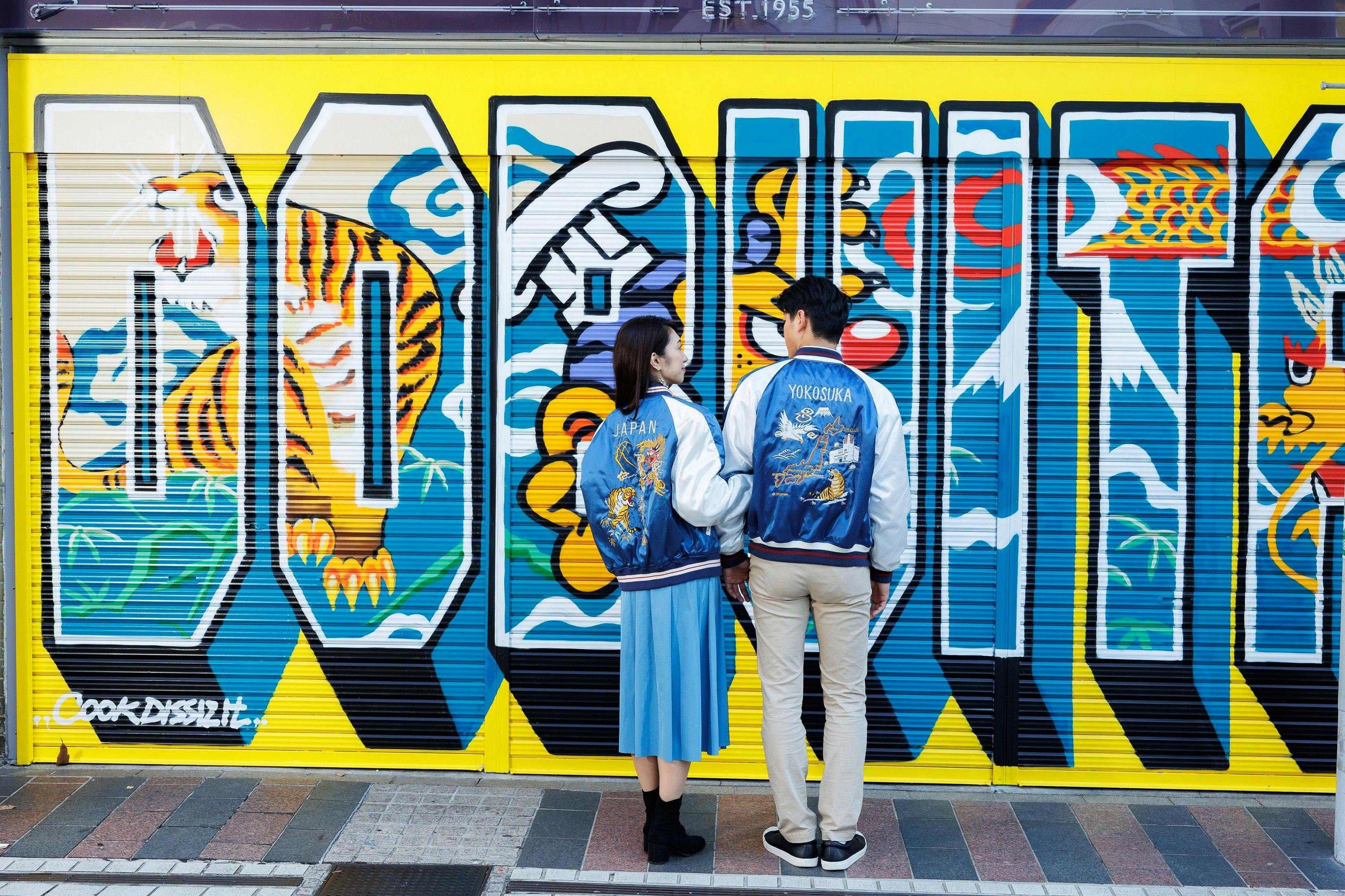 Di depan pintu gulung Dobuita Station