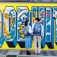 Di depan pintu gulung Dobuita Station