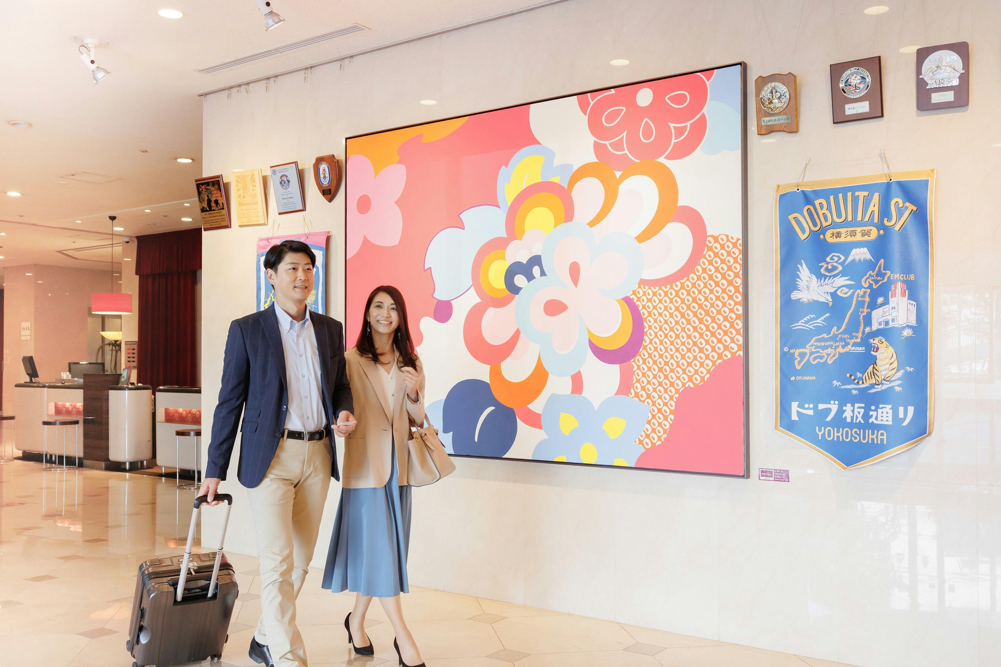 Lukisan dipamerkan di lobi.