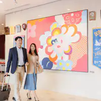 Lukisan dipamerkan di lobi.