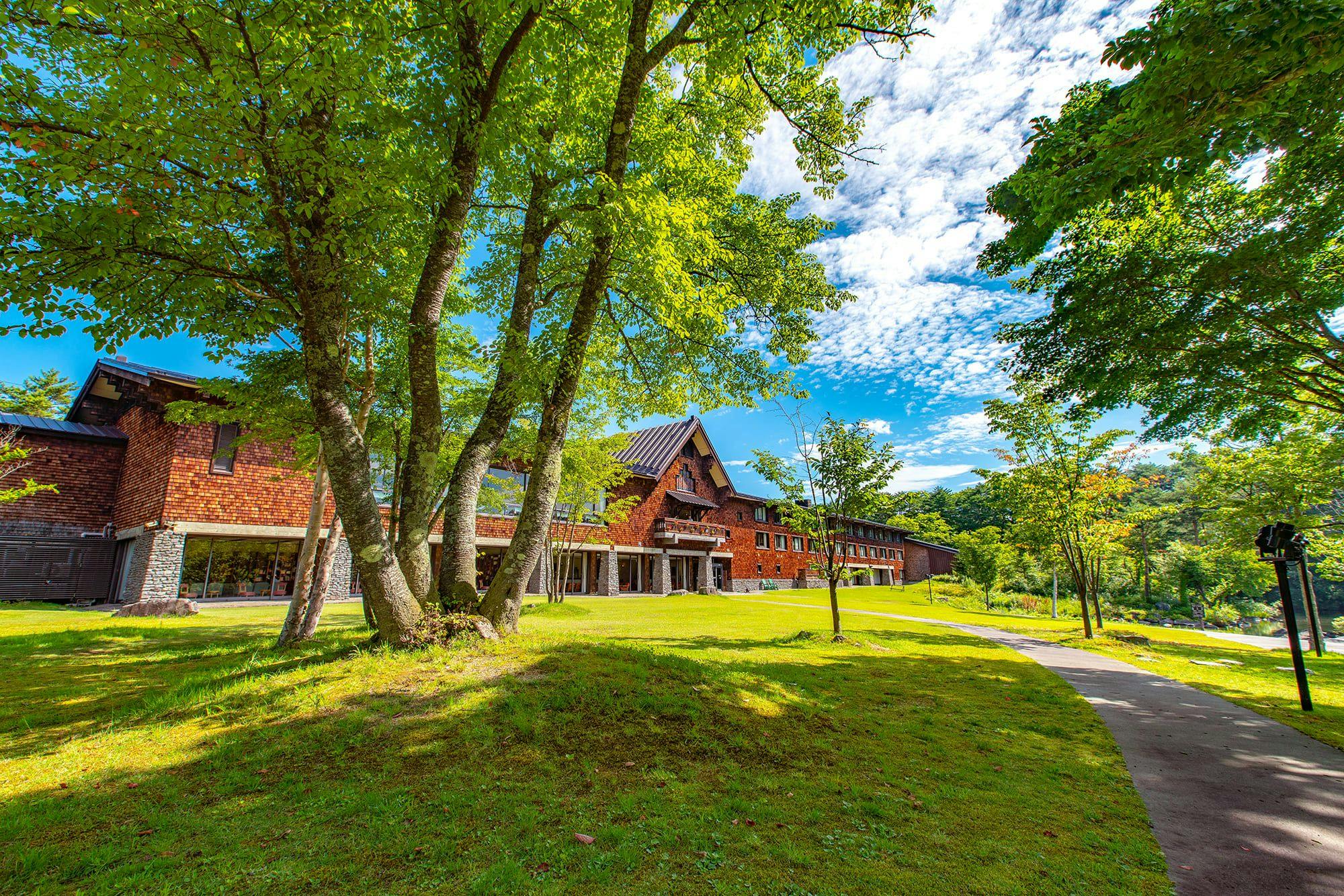 裏庭から望むホテル外観