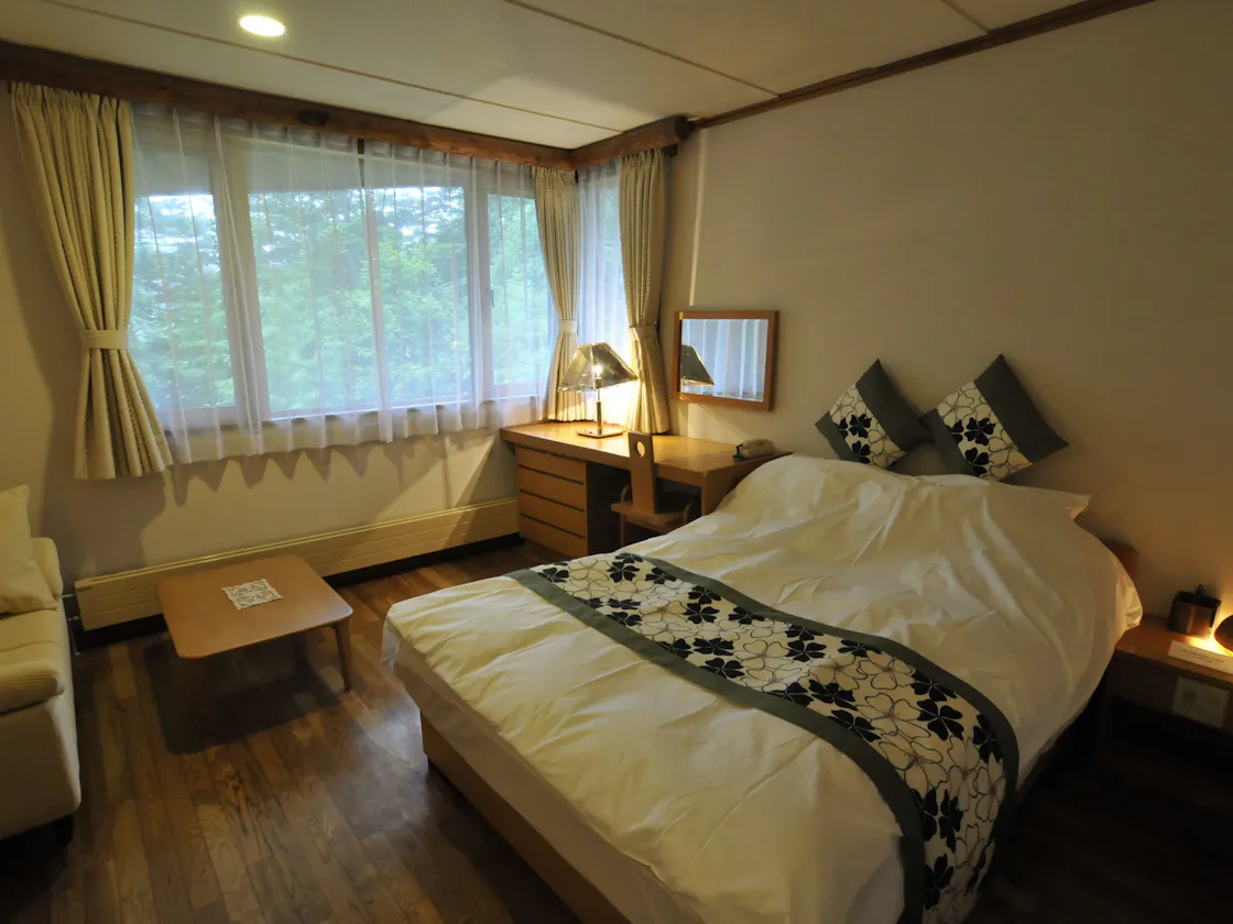 セミダブルサイズのベッド。湖側のお部屋
