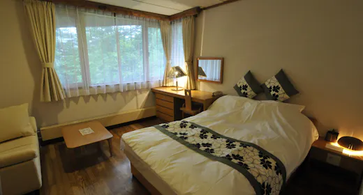 セミダブルサイズのベッド。湖側のお部屋