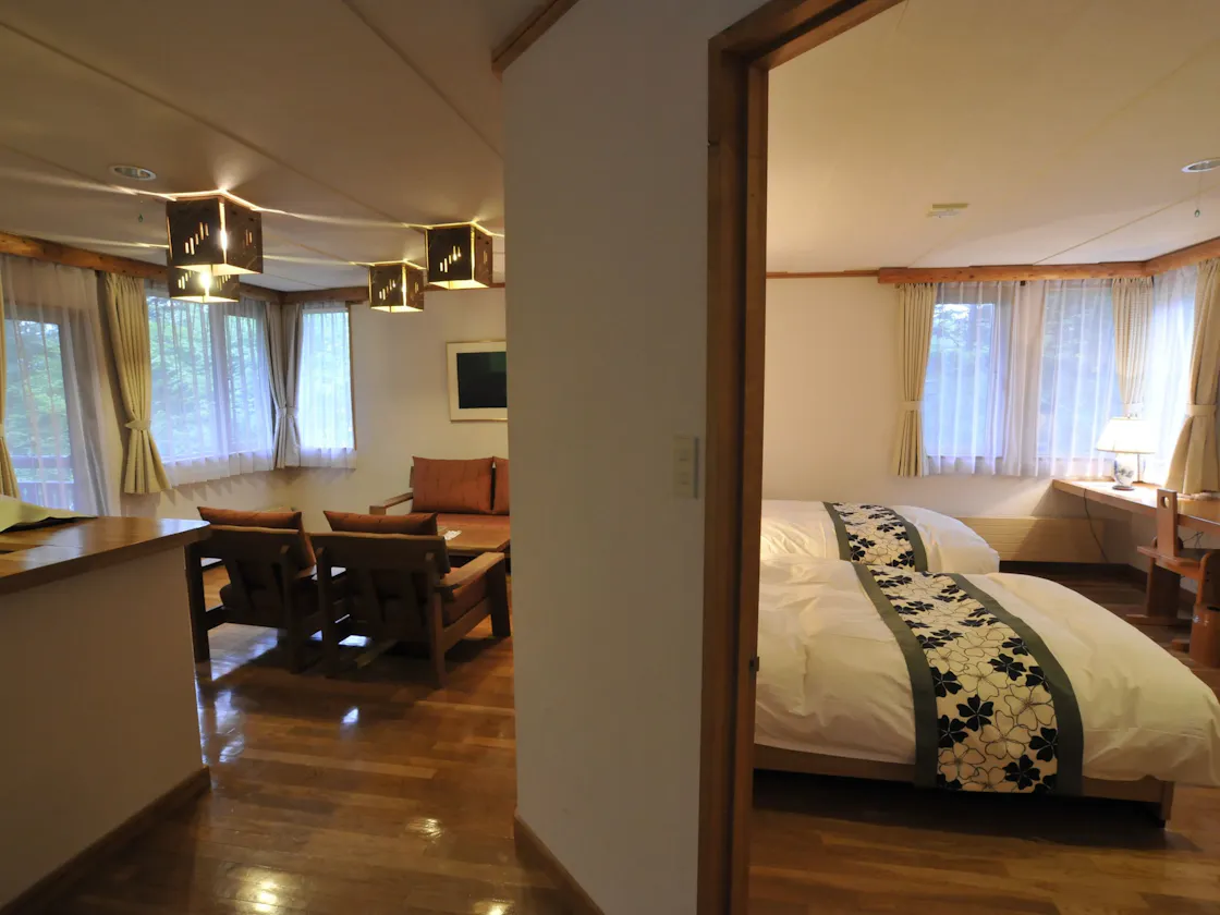 リビングと寝室の2ルームからなる部屋です