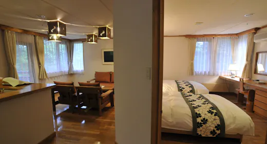 リビングと寝室の2ルームからなる部屋です