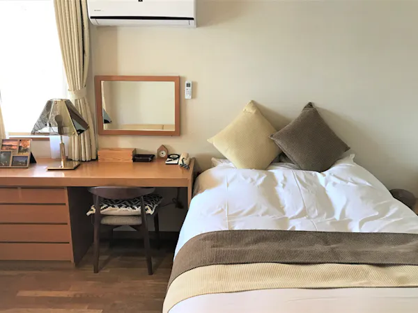 セミダブルサイズのベッド。湖側のお部屋