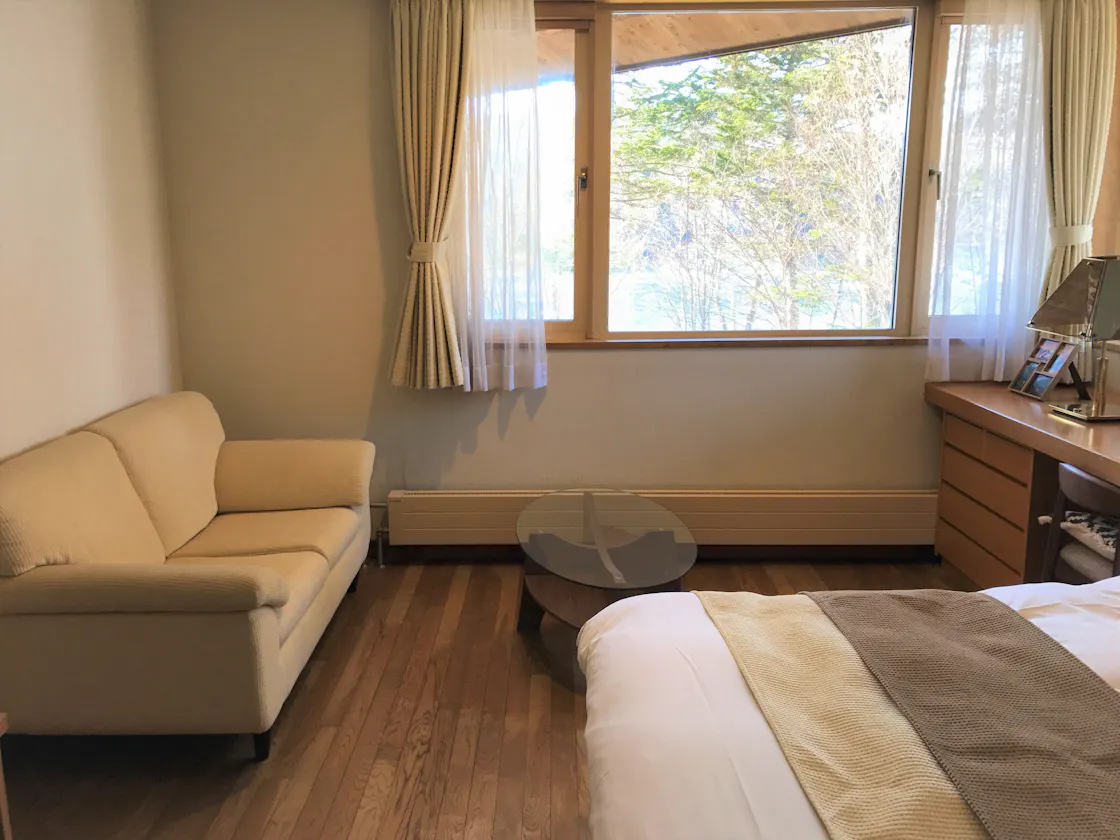セミダブルサイズのベッド。湖側のお部屋