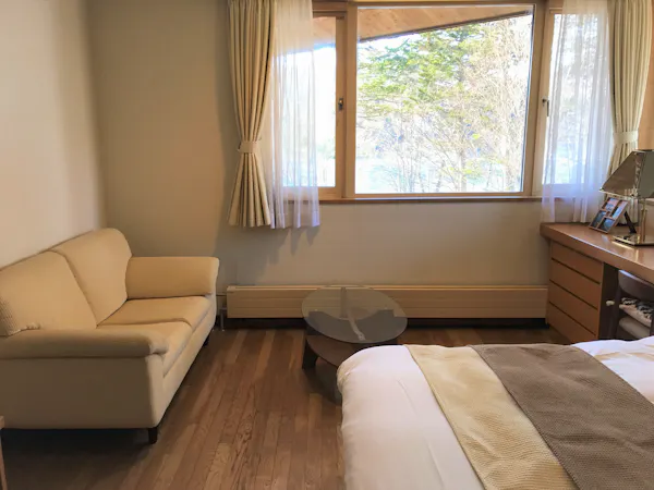 セミダブルサイズのベッド。湖側のお部屋