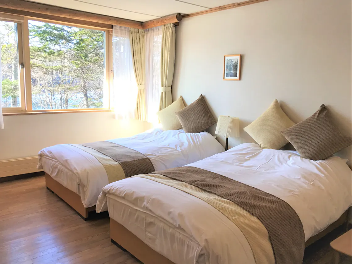 リビングと寝室の2ルームからなる部屋です