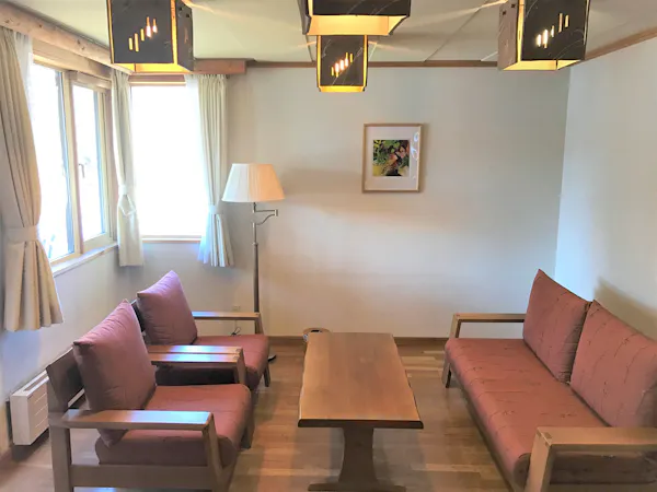 リビングと寝室の2ルームからなる部屋です