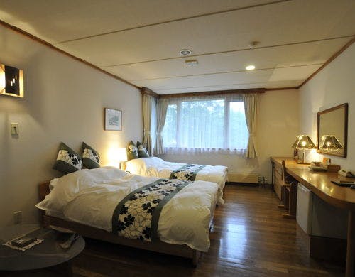お部屋から湖がみえ、清々しさも感じます。