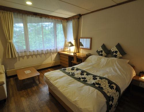 セミダブルサイズのベッド。湖側のお部屋