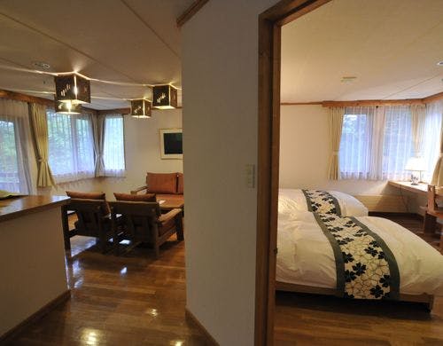 リビングと寝室の2ルームからなる部屋です