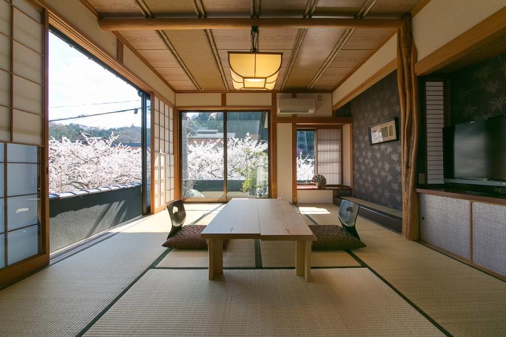 Pemandangan Hana Momo (musim semi) di [Ni no Shi (kamar tamu biasa)]