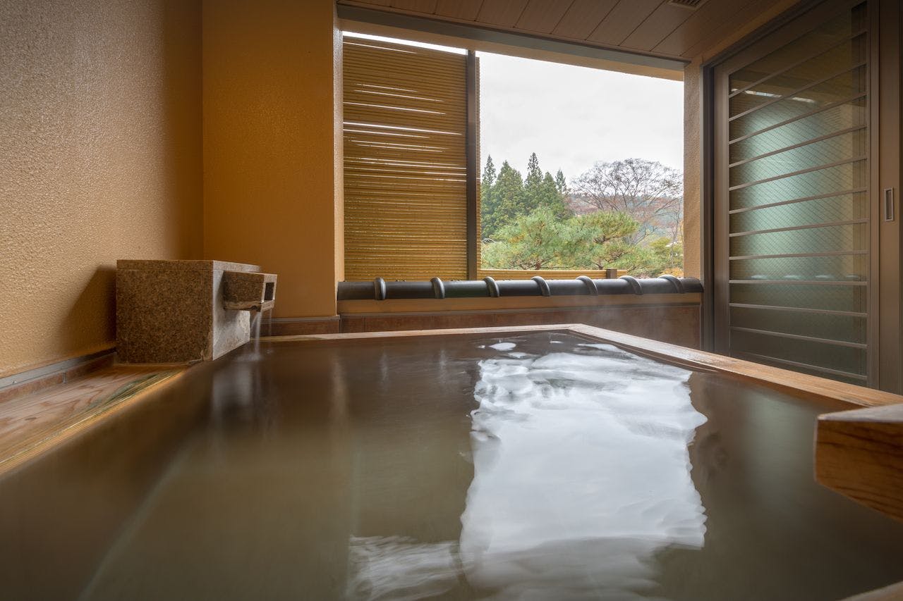 Kamar bergaya Jepang dan Barat dengan pemandian luar di Akashiya-kan