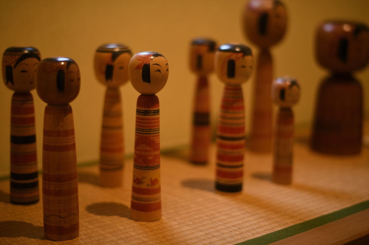 Boneka Tsuchiyu Kokeshi juga menyambut semua orang.