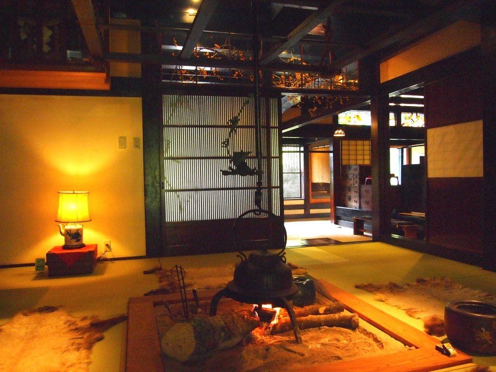 山里のいおり　草円