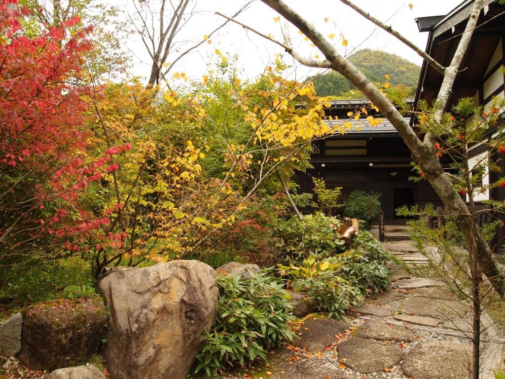 山里のいおり　草円