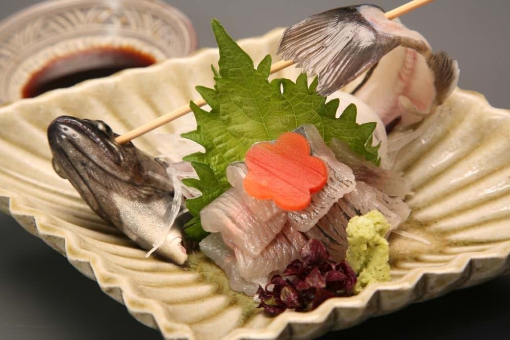 山里のいおり　草円