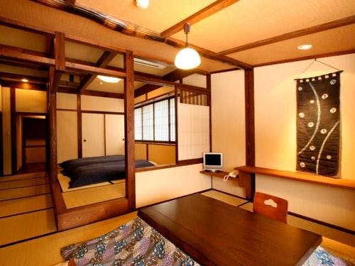 山並みを眺める「草庵」のお部屋。
和室