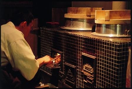 夕食のご飯は昔ながらに釜戸で炊きます。