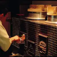 夕食のご飯は昔ながらに釜戸で炊きます。