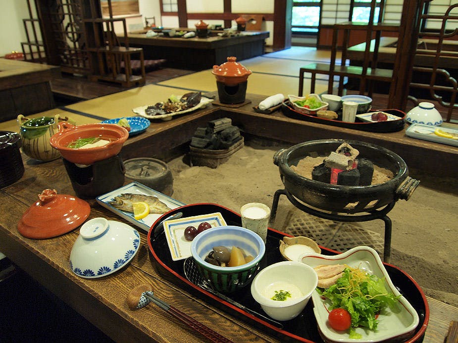 山里のいおり　草円