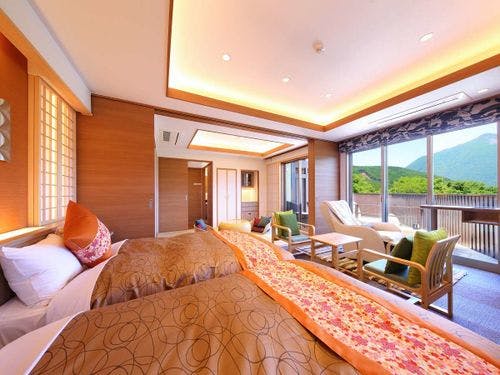 和洋C_露天足湯付離れ　内湯はジャグジー