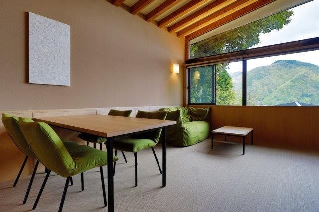 ・開放感のある約3ｍの勾配天井と大窓