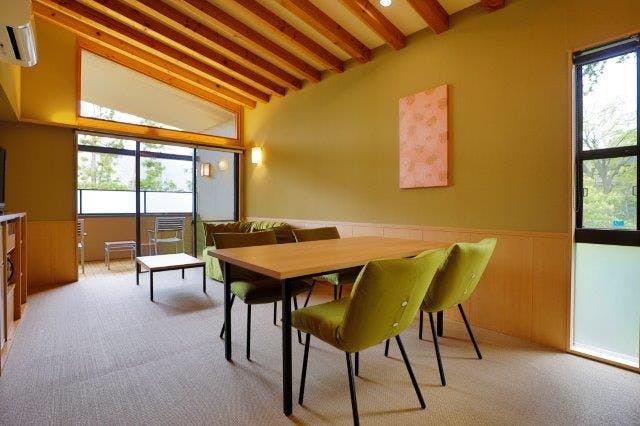 ・開放感のある約3ｍの勾配天井と大窓