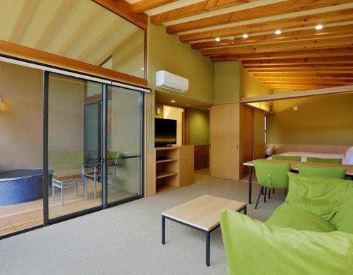 ・開放感のある約3ｍの勾配天井と大窓