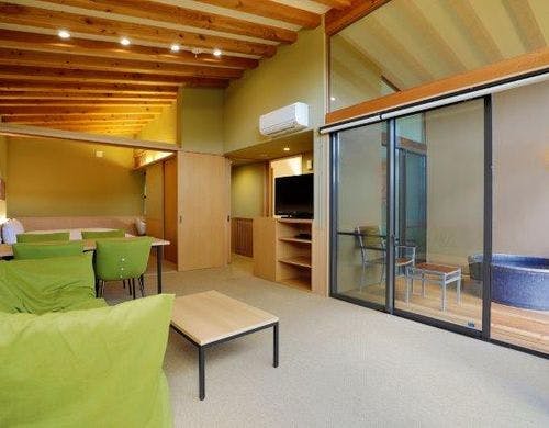 ・開放感のある約3ｍの勾配天井と大窓