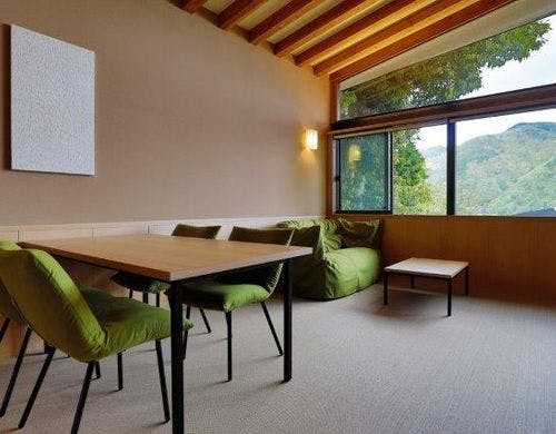 ・開放感のある約3ｍの勾配天井と大窓