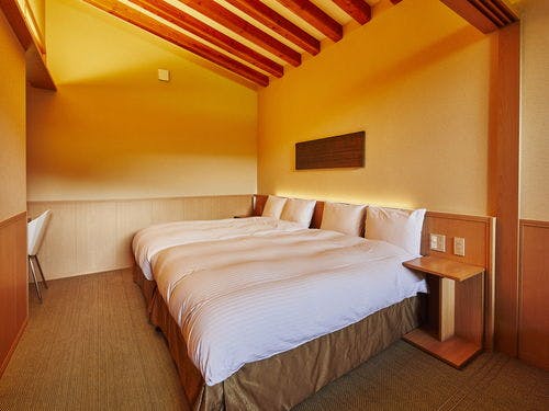 ・開放感のある約3ｍの勾配天井と大窓