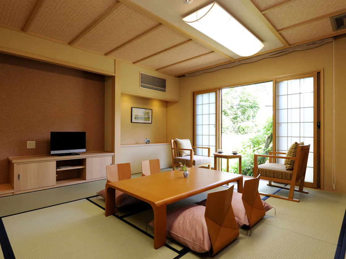 数寄屋風和室で昔ながらの旅館を楽しめます