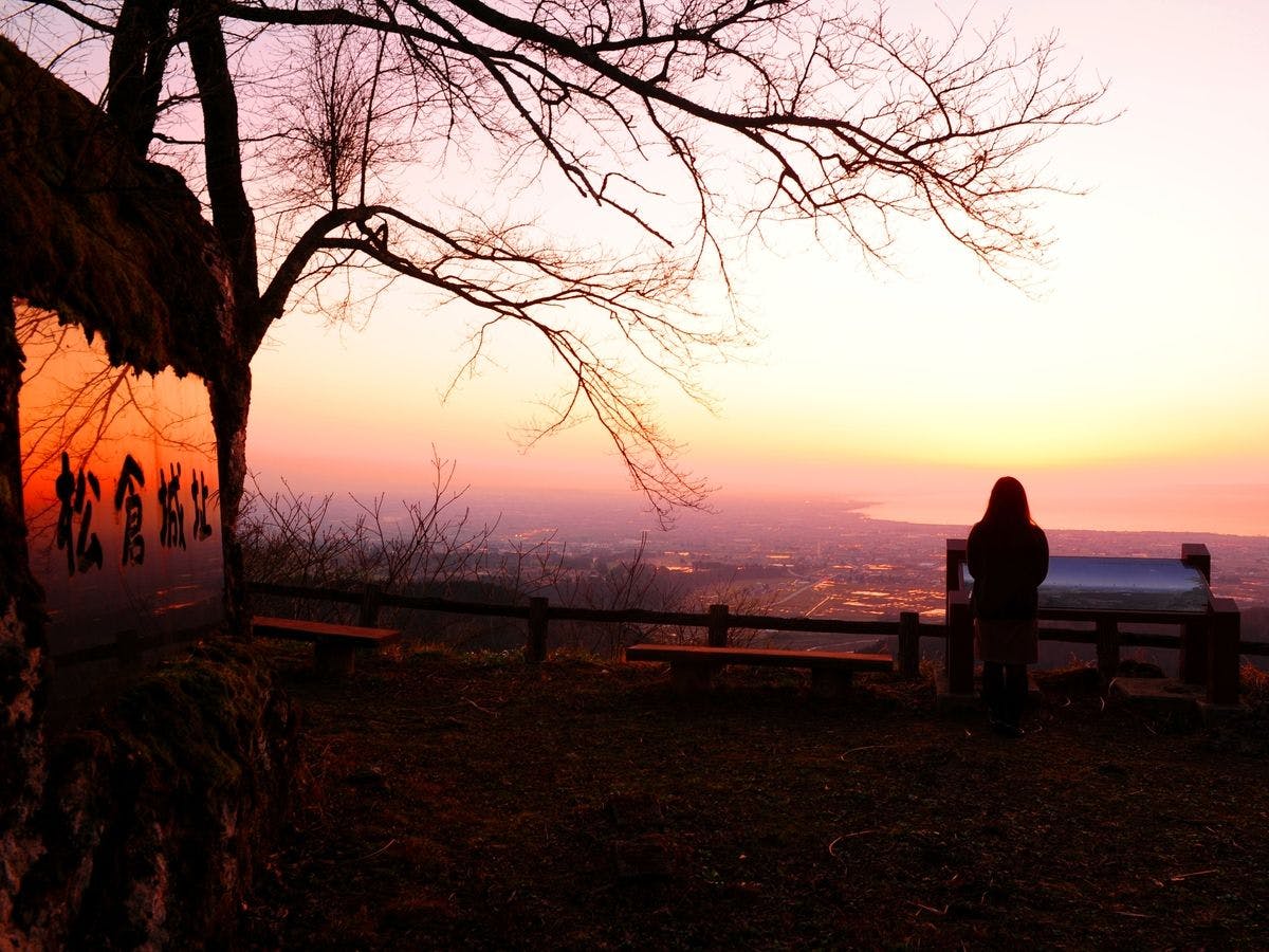 วิวพระอาทิตย์ตกจากซากปราสาทมัตสึคุระ