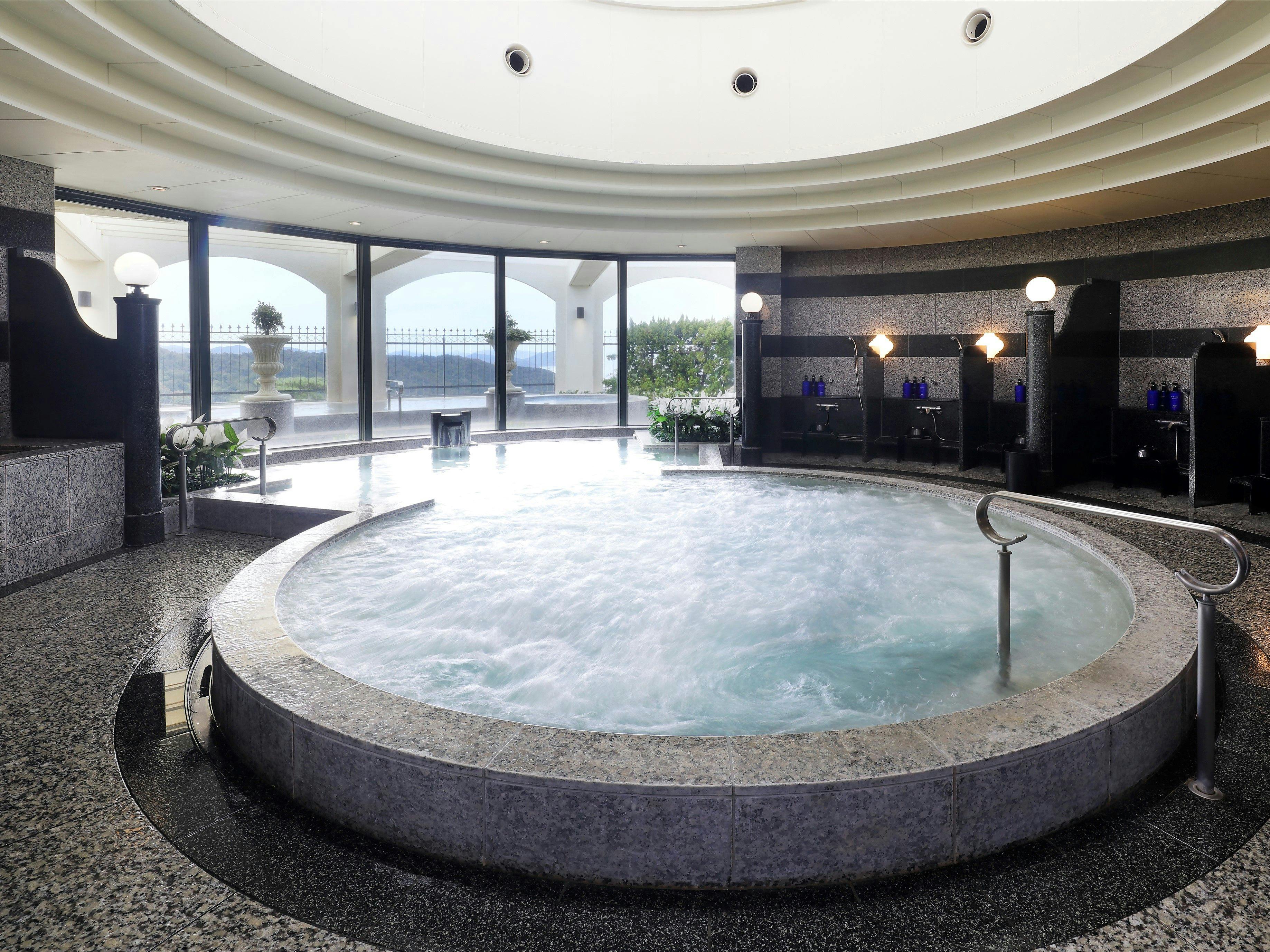 高級感漂うスパで体を伸ばしてリラックス…