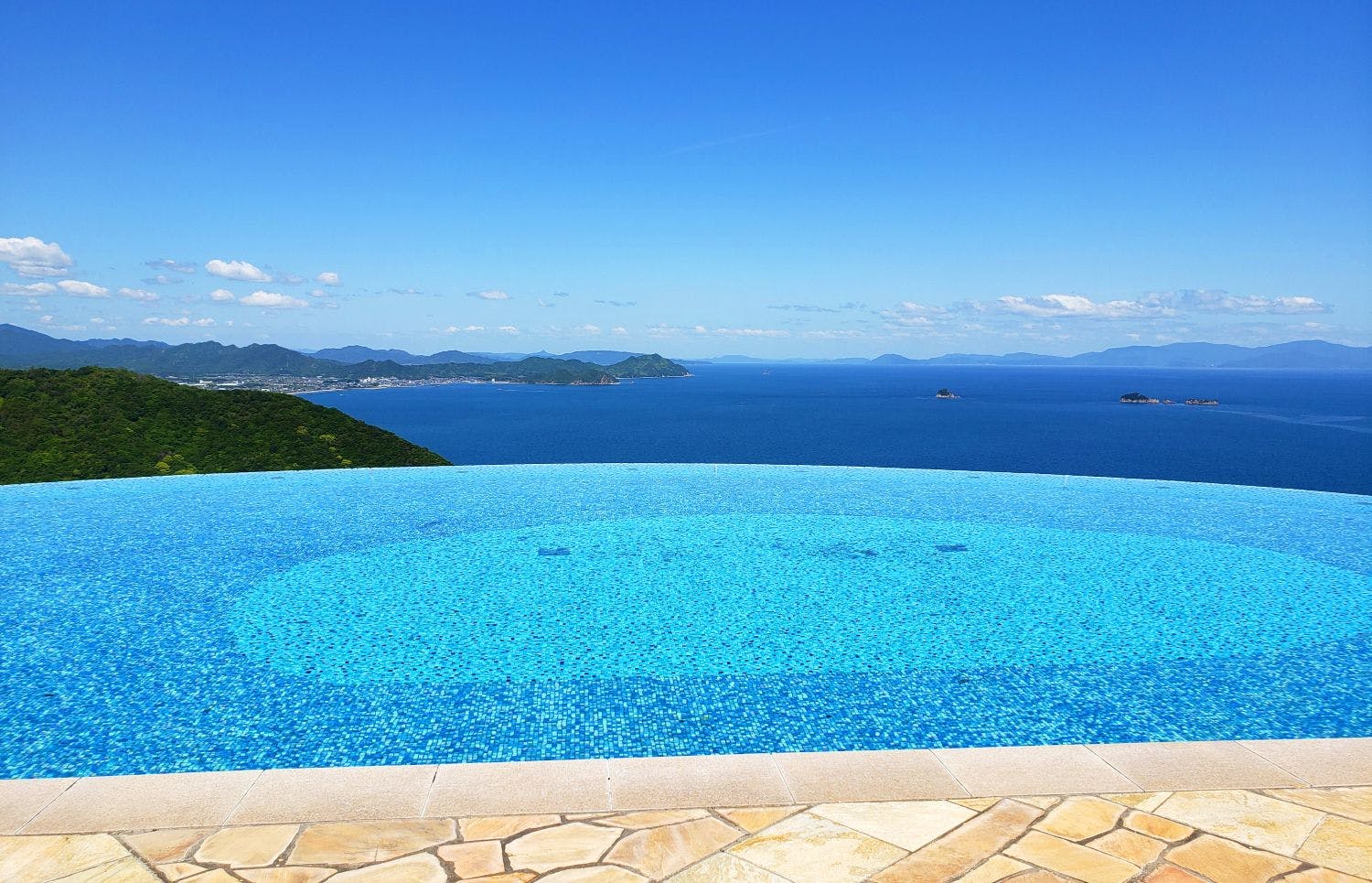 瀬戸内を臨むエッジレスガーデンプール