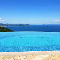 瀬戸内を臨むエッジレスガーデンプール